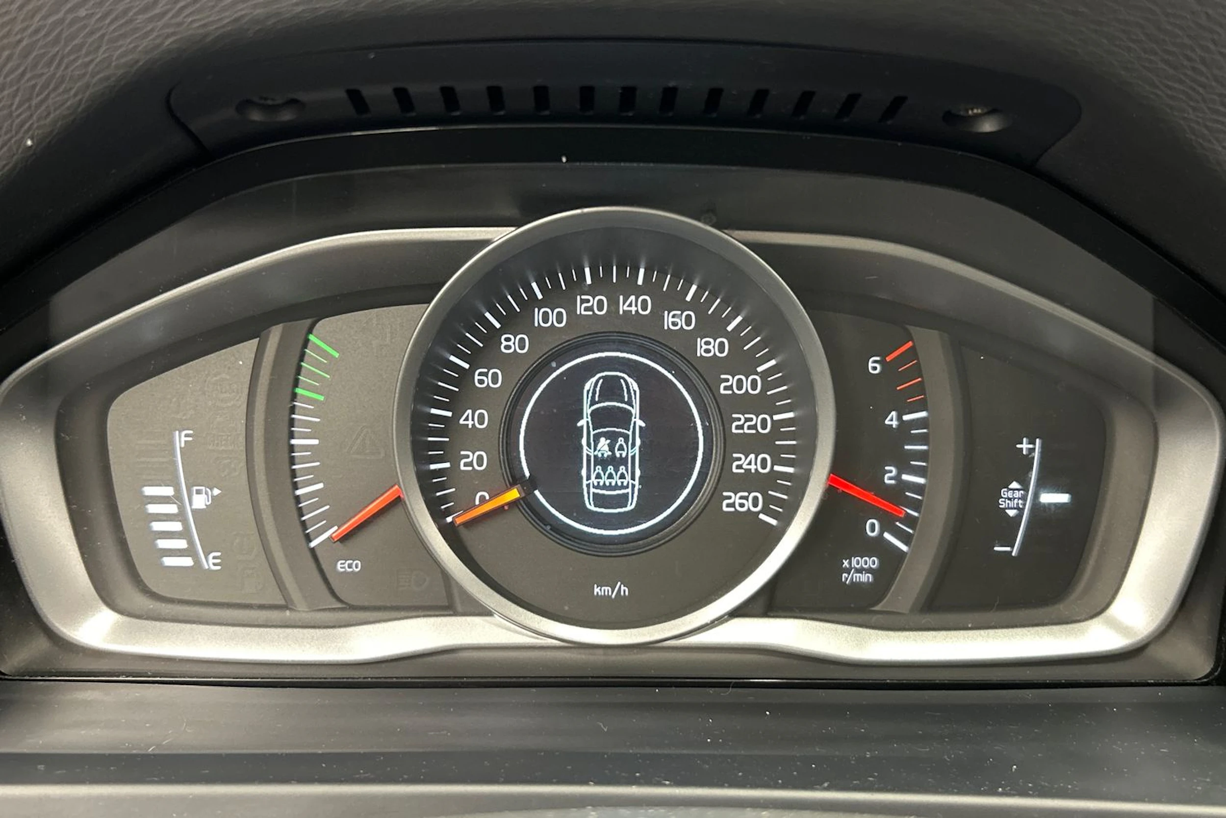 musta Volvo V60 2016 kuva 13.