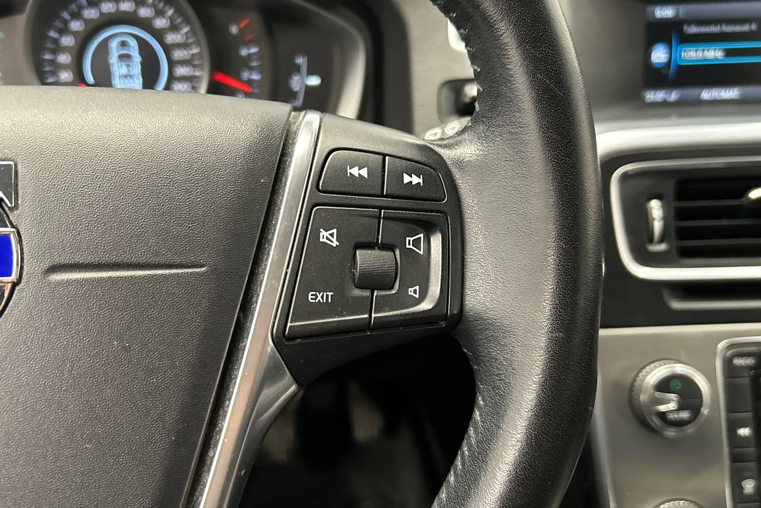 musta Volvo V60 2016 kuva 15.