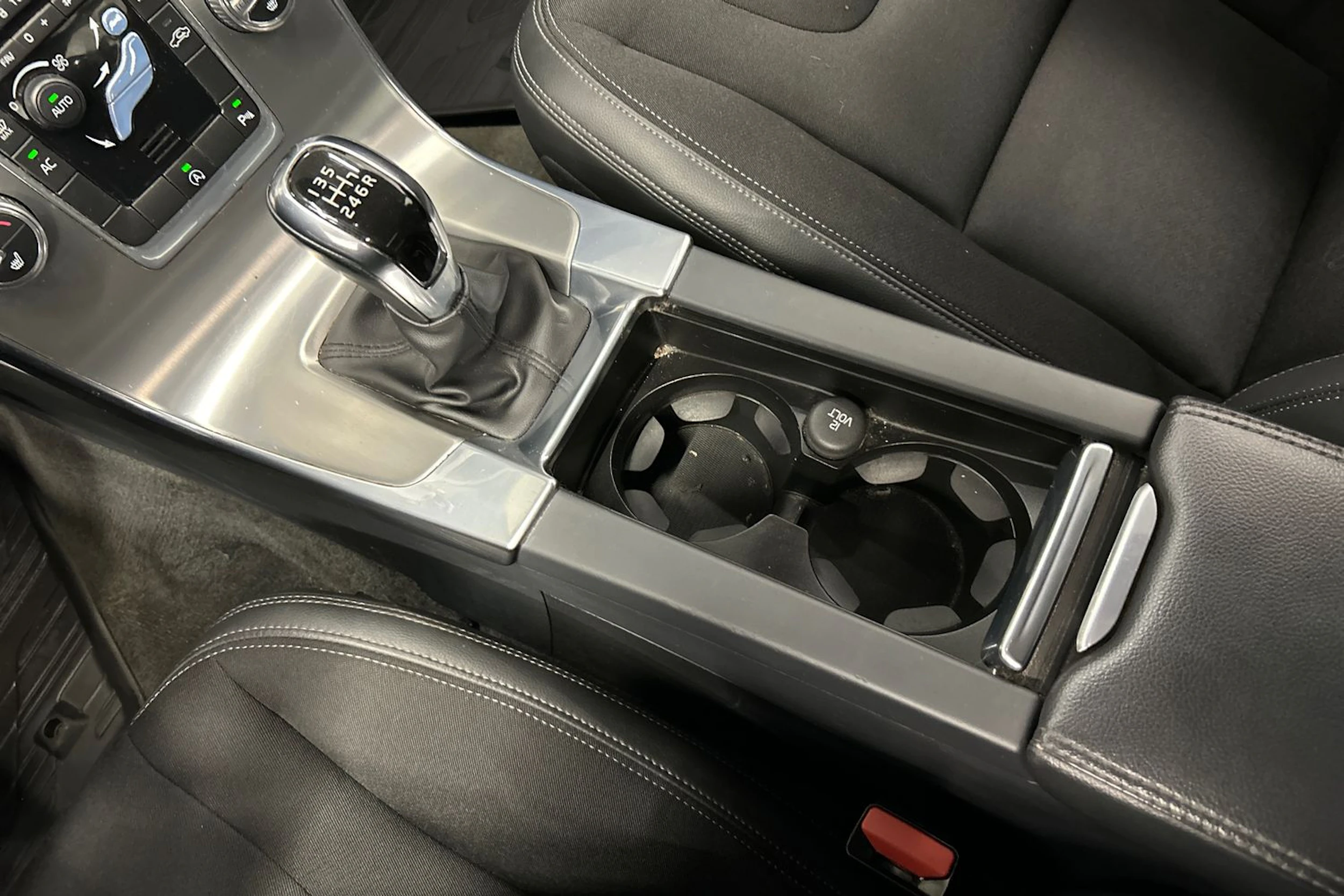 musta Volvo V60 2016 kuva 20.