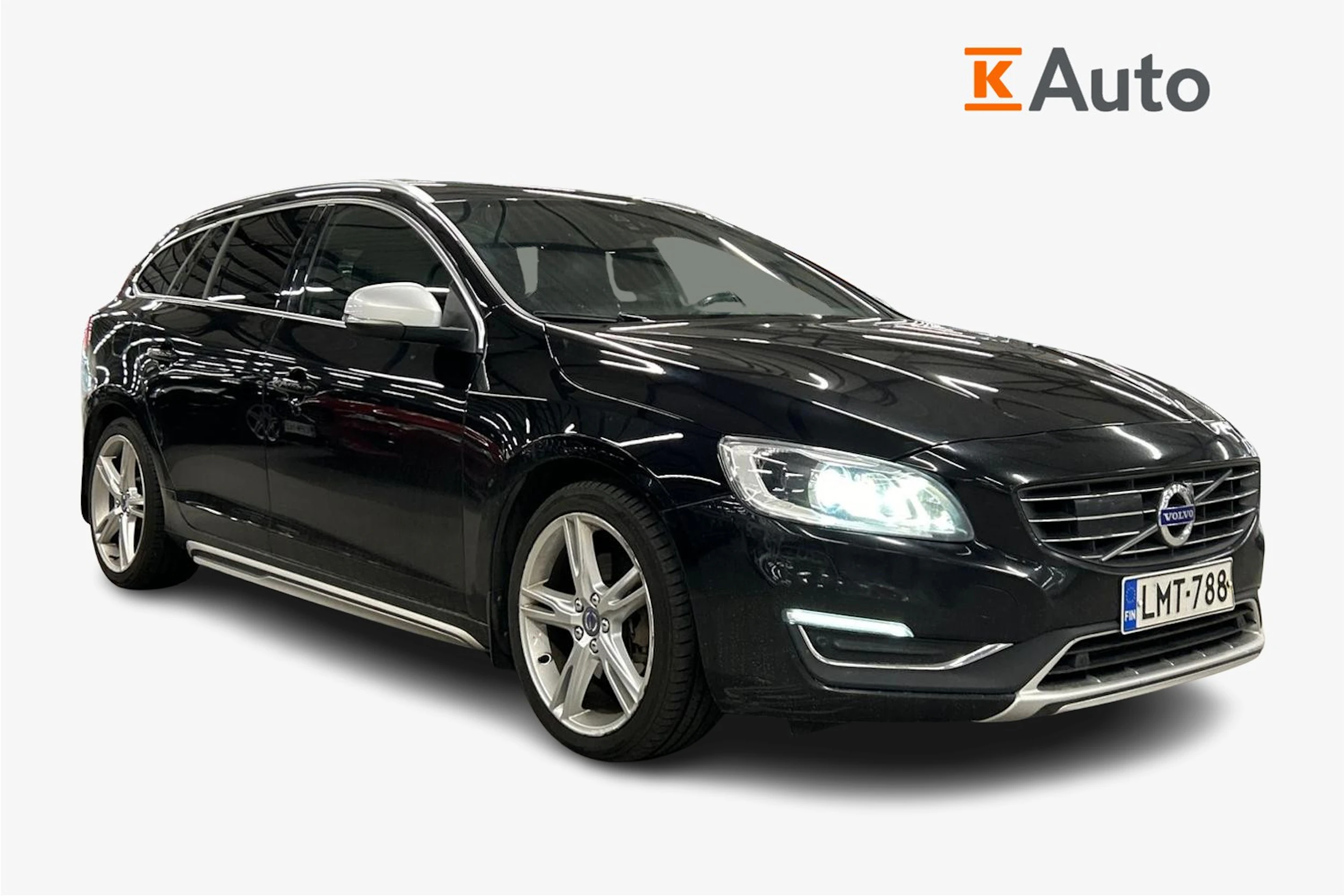 musta Volvo V60 2016 kuva 1.