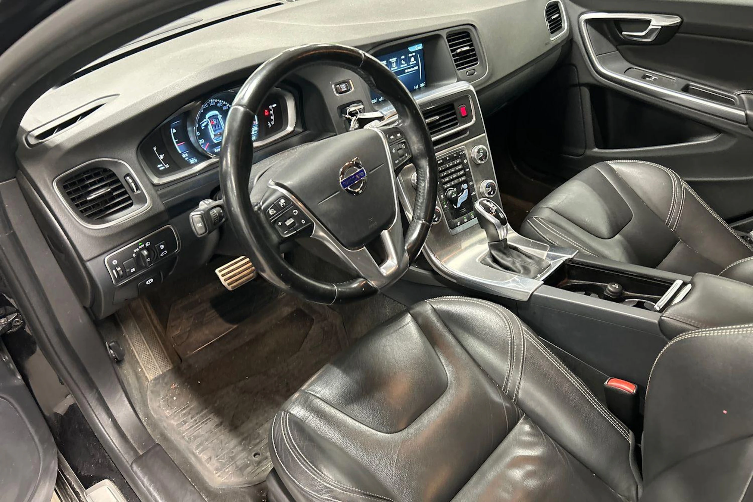 musta Volvo V60 2016 kuva 3.