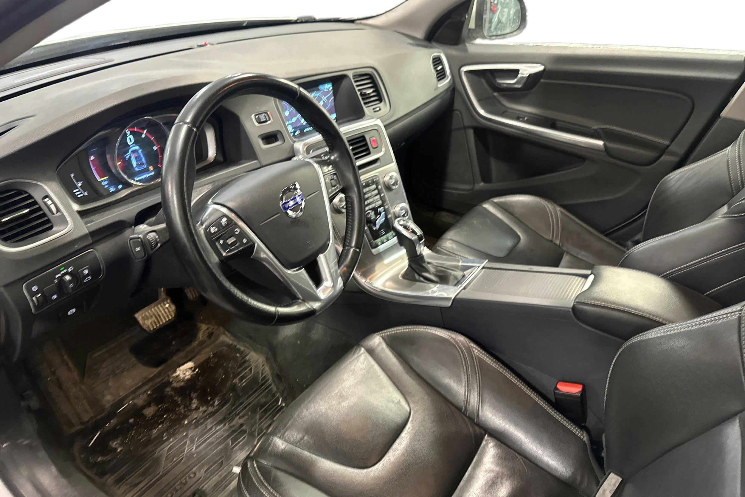 Valkoinen Volvo V60 2016 kuva 3.