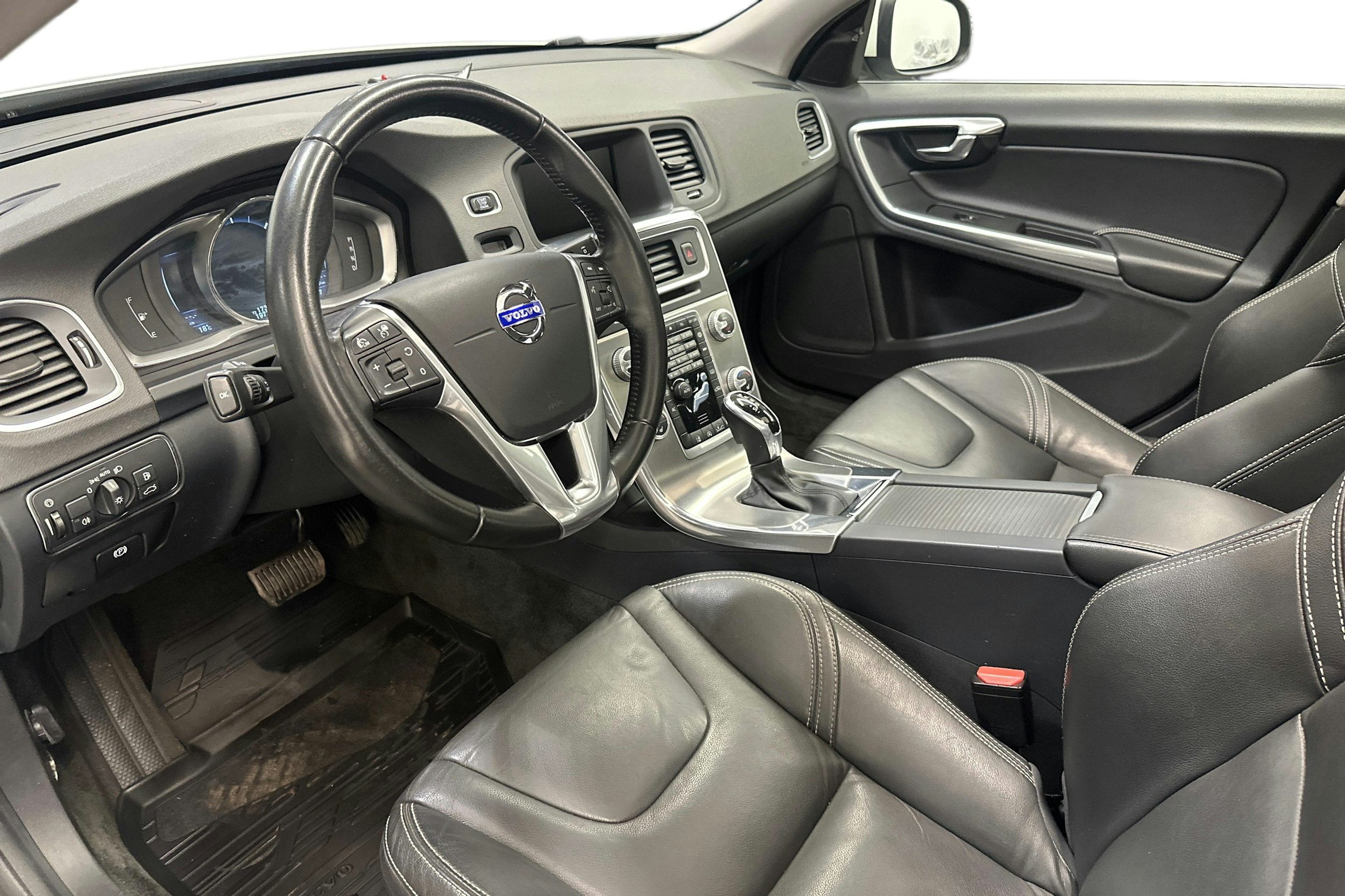 Valkoinen Volvo V60 2016 kuva 7.