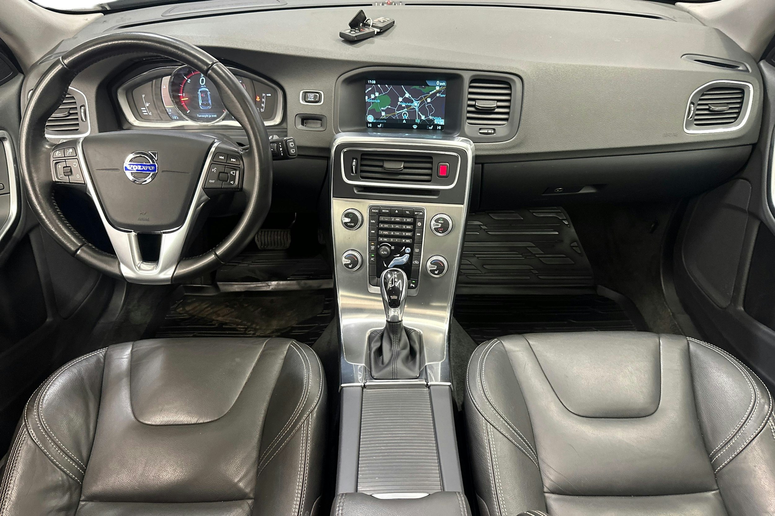 Valkoinen Volvo V60 2016 kuva 9.