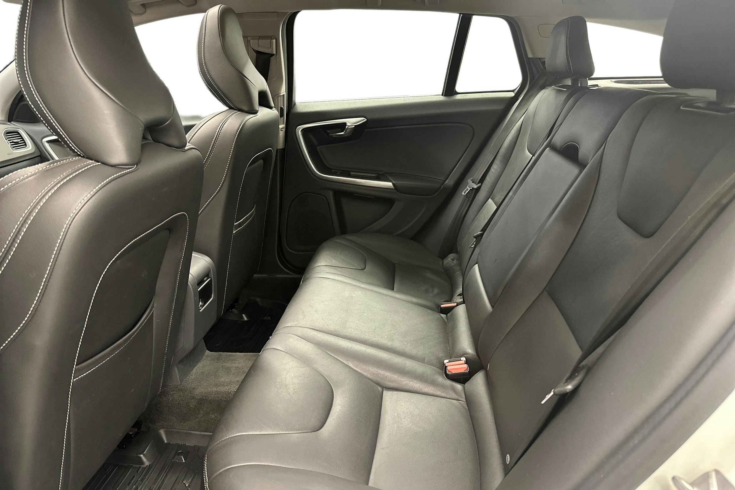 Valkoinen Volvo V60 2016 kuva 10.