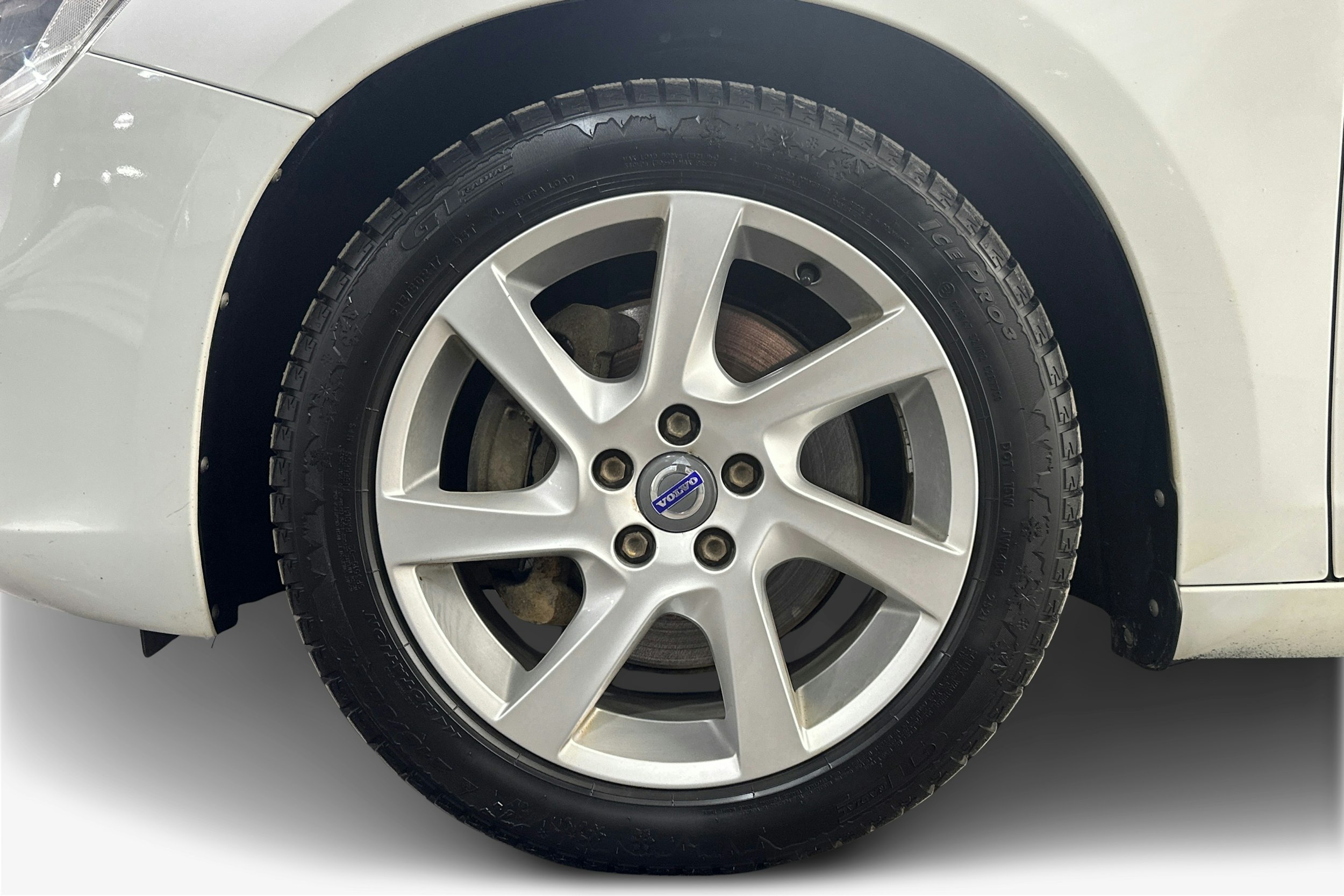 Valkoinen Volvo V60 2016 kuva 11.