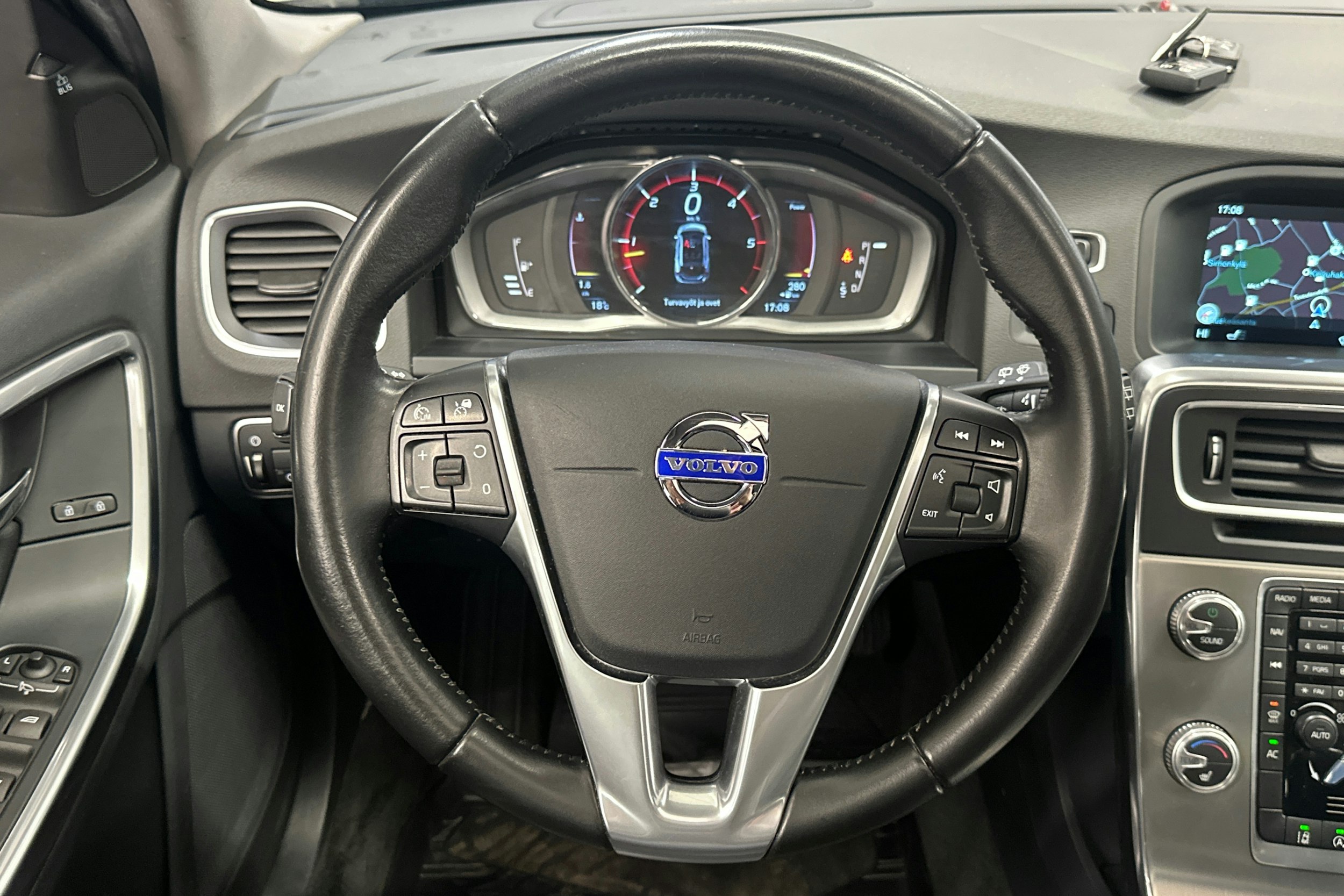 Valkoinen Volvo V60 2016 kuva 14.
