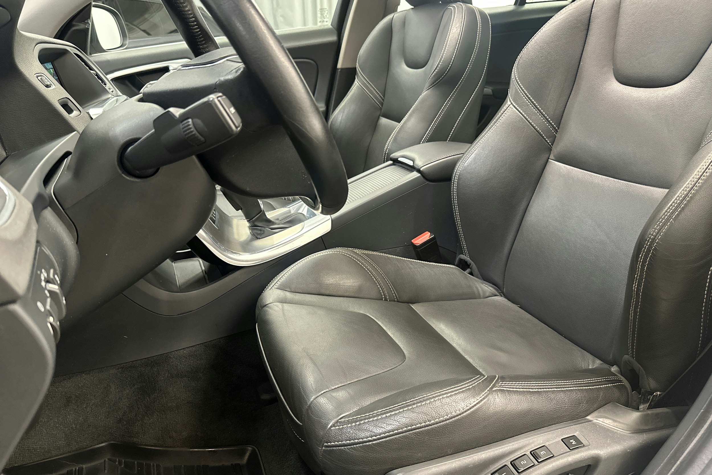 Valkoinen Volvo V60 2016 kuva 15.