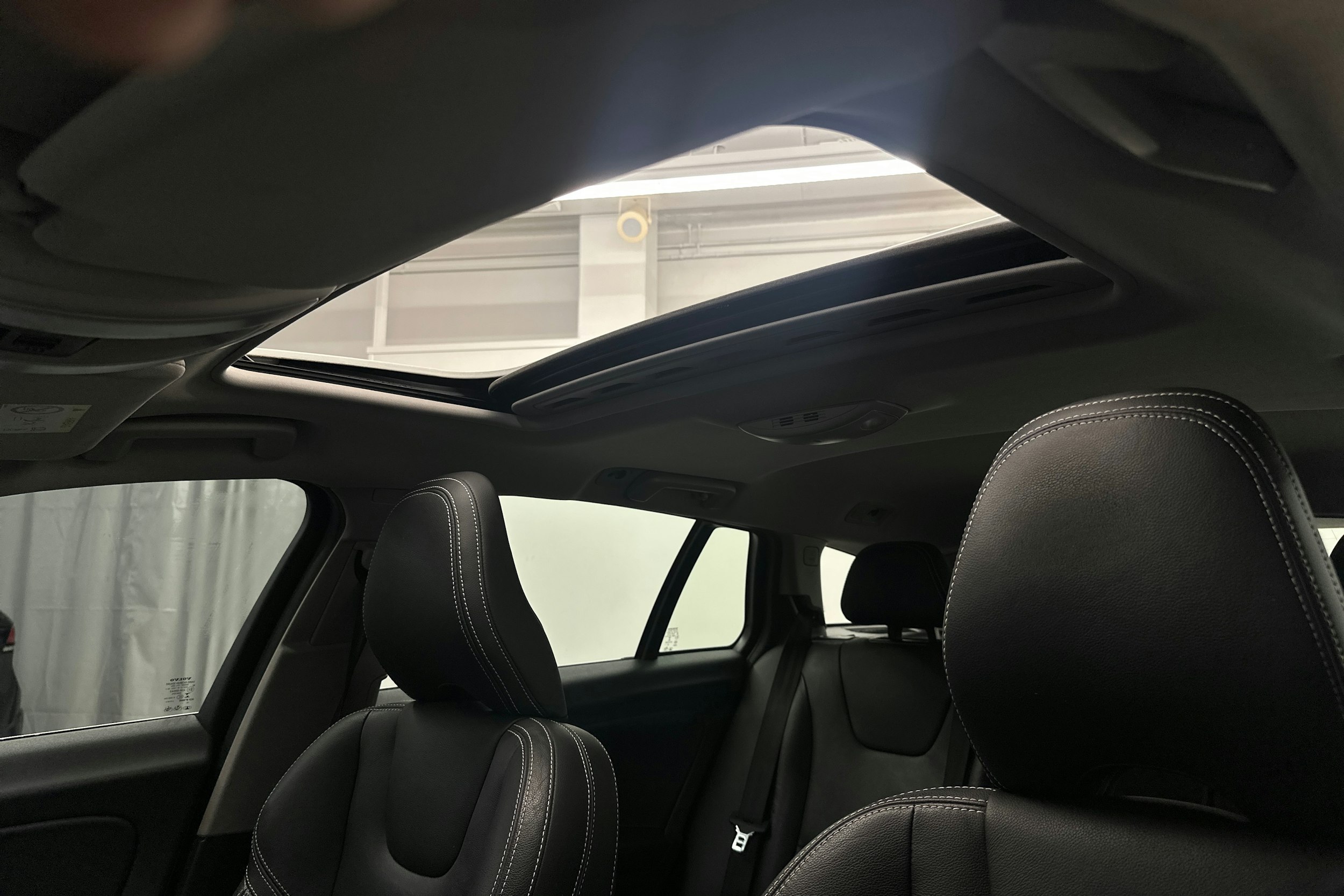 Valkoinen Volvo V60 2016 kuva 16.