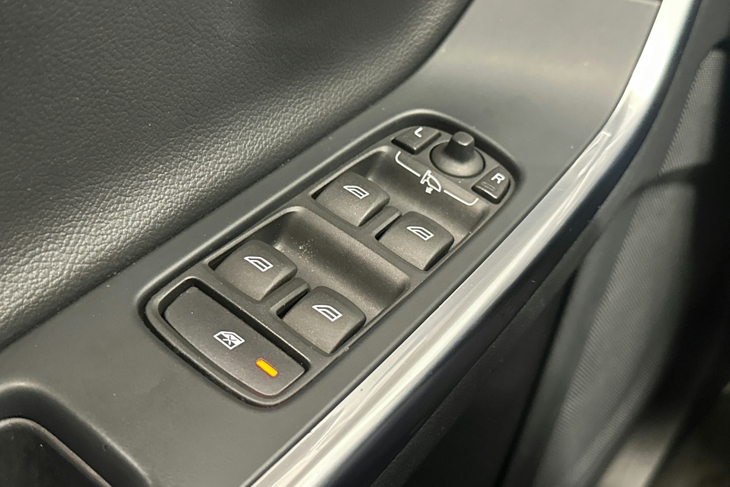 Valkoinen Volvo V60 2016 kuva 17.