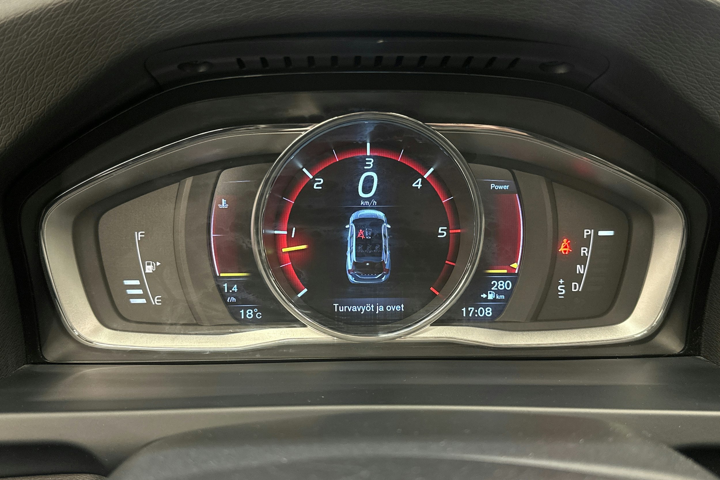 Valkoinen Volvo V60 2016 kuva 18.