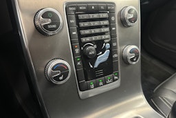 Valkoinen Volvo V60 2016 kuva 21.