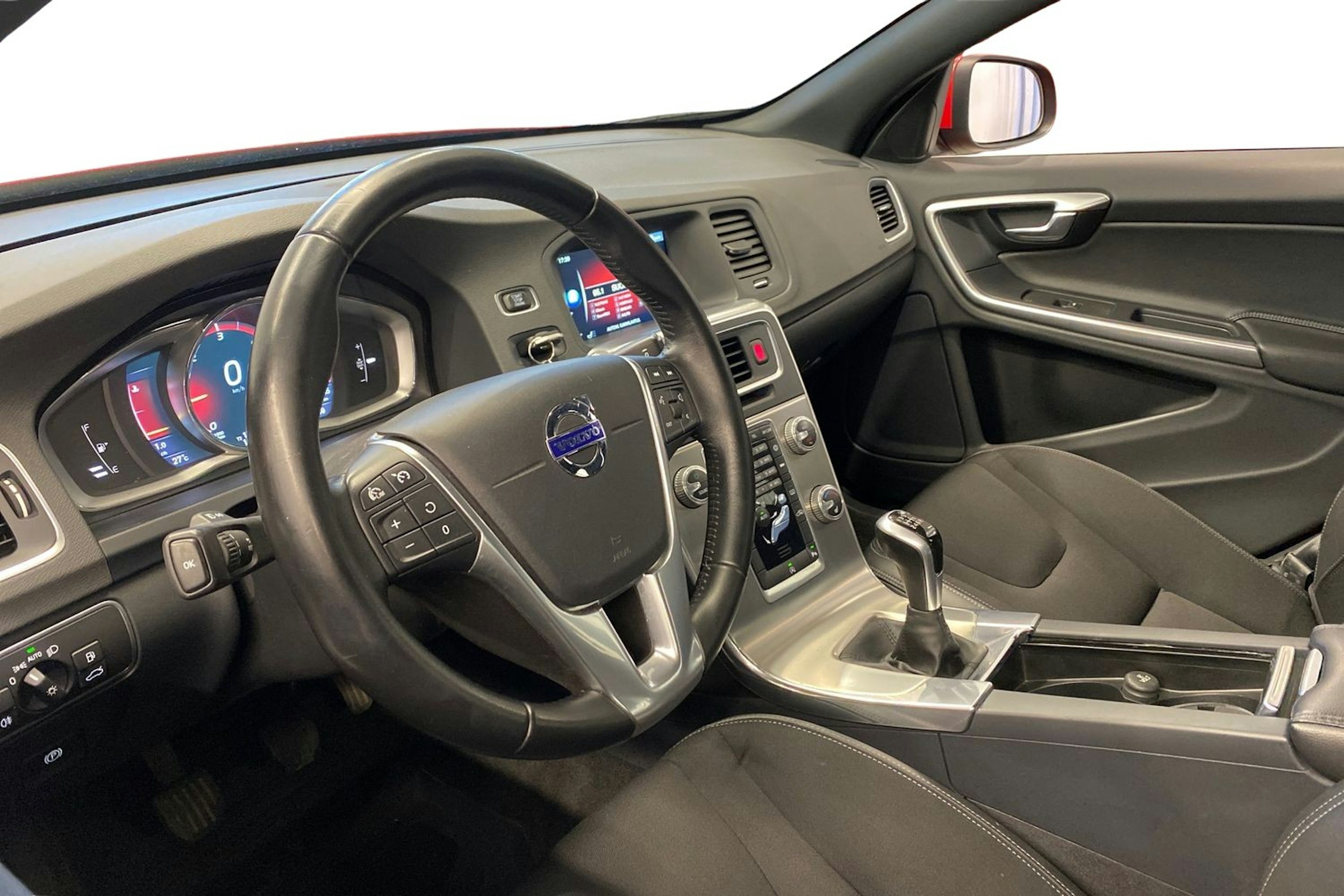 punainen Volvo V60 2016 kuva 7.