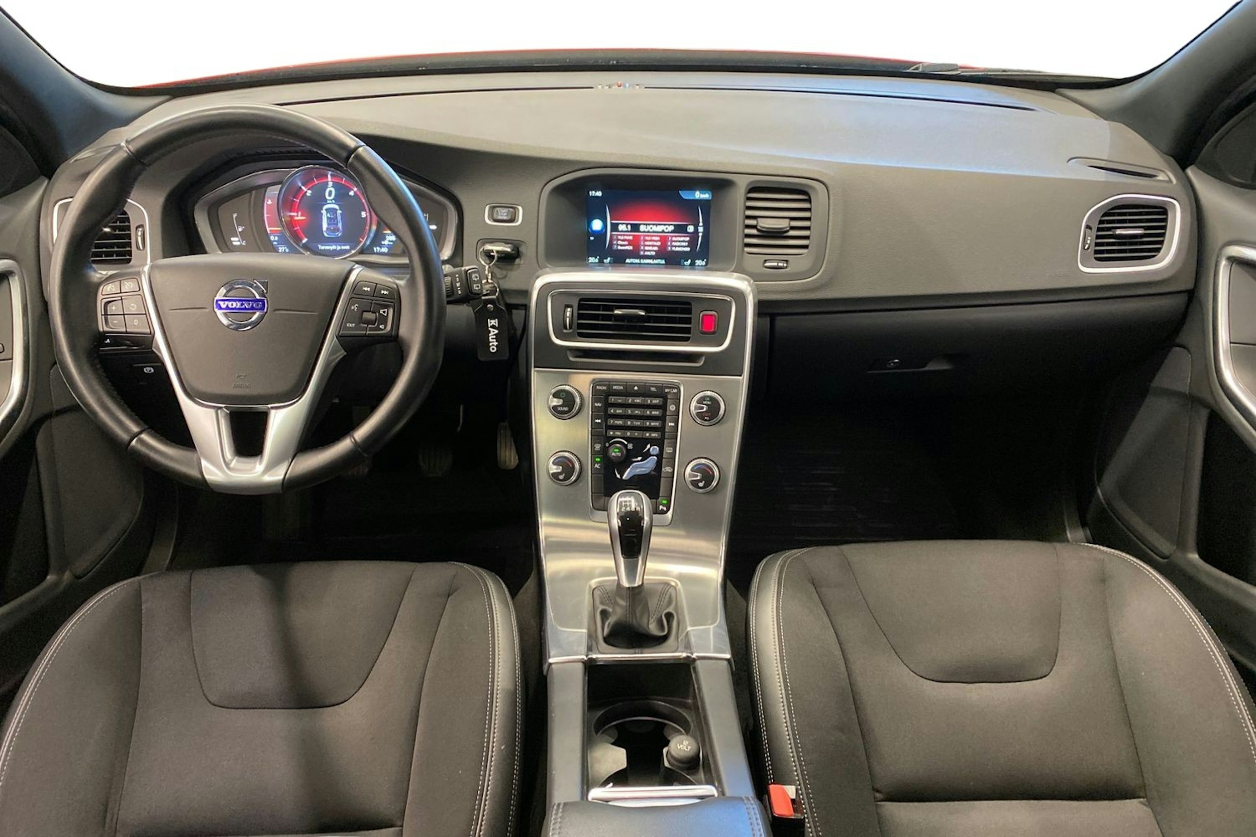 punainen Volvo V60 2016 kuva 9.