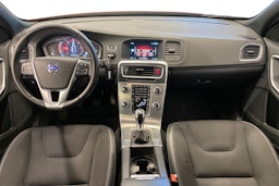 punainen Volvo V60 2016 kuva 9.