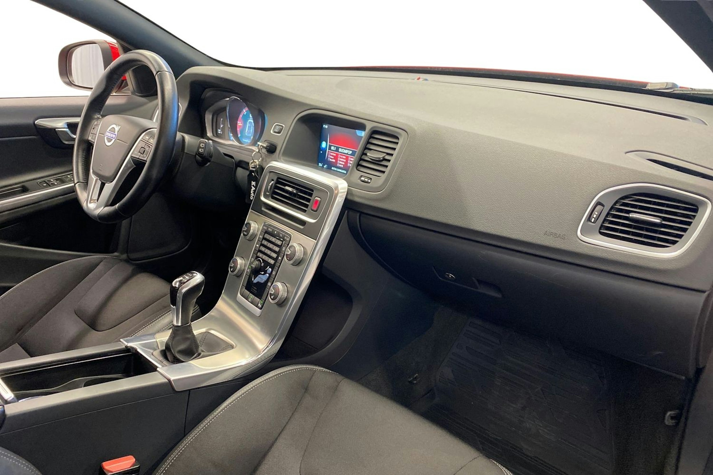 punainen Volvo V60 2016 kuva 10.