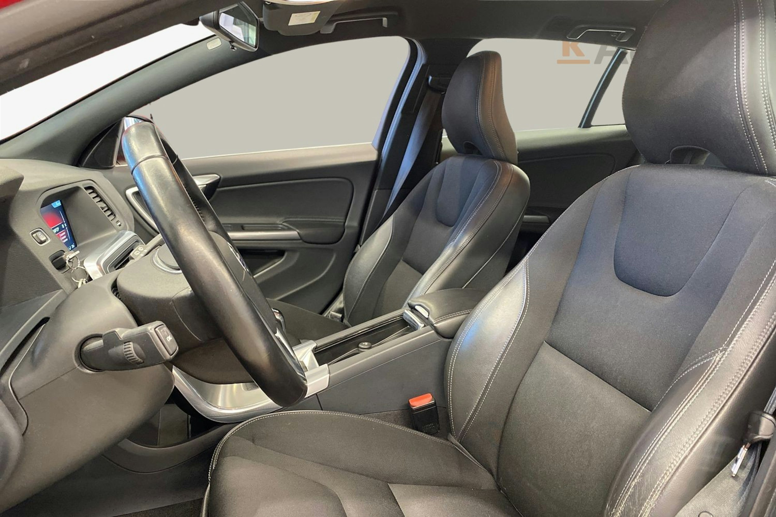 punainen Volvo V60 2016 kuva 11.