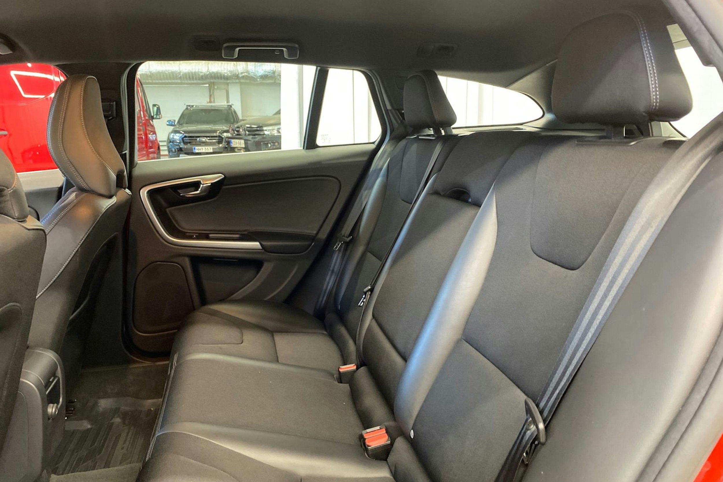 punainen Volvo V60 2016 kuva 13.