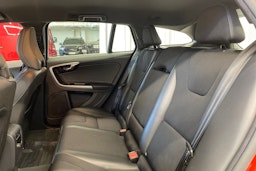 punainen Volvo V60 2016 kuva 13.