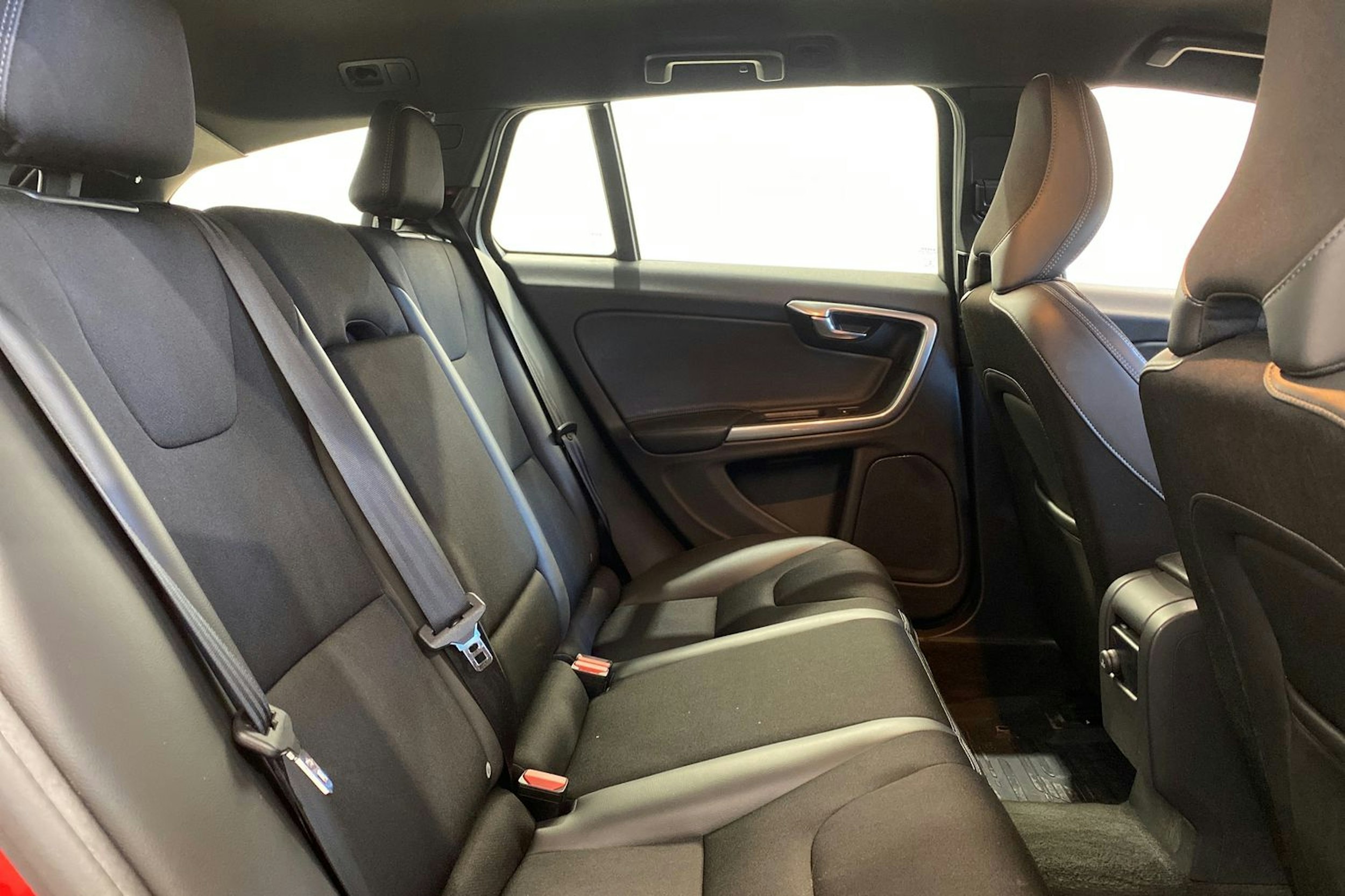 punainen Volvo V60 2016 kuva 14.