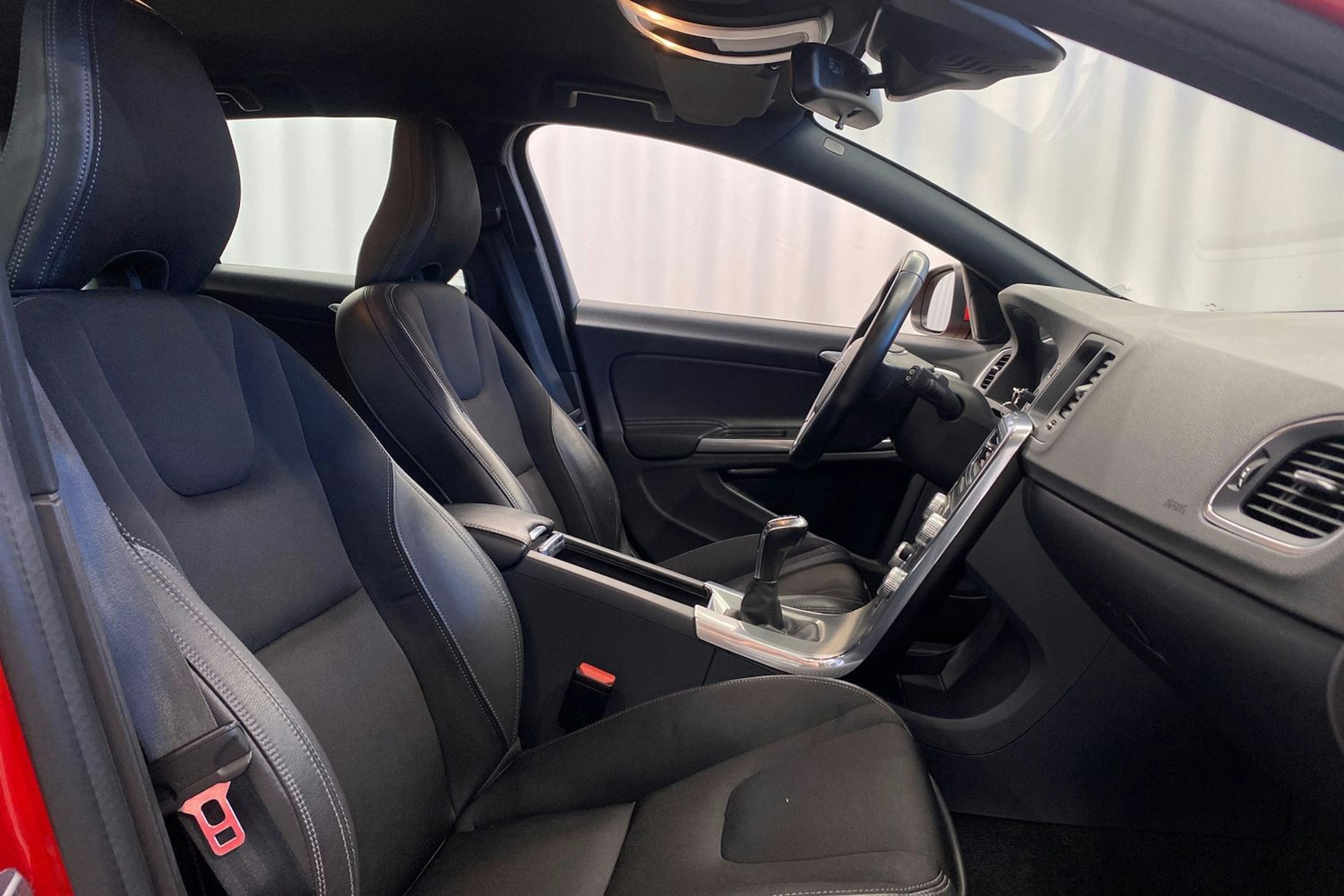 punainen Volvo V60 2016 kuva 15.
