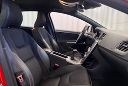 punainen Volvo V60 2016 kuva 15.