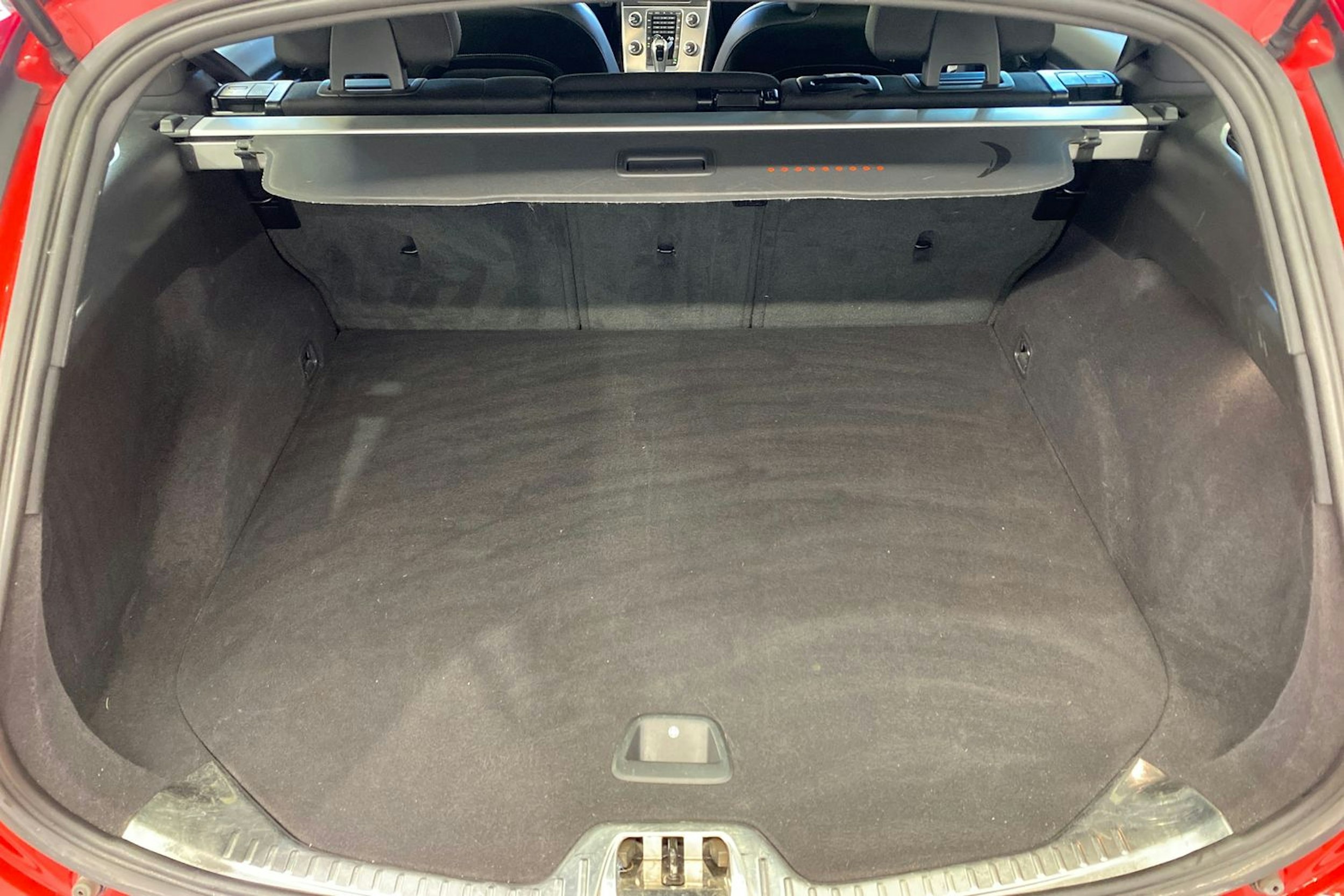 punainen Volvo V60 2016 kuva 16.