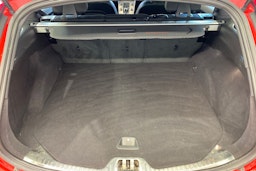 punainen Volvo V60 2016 kuva 16.