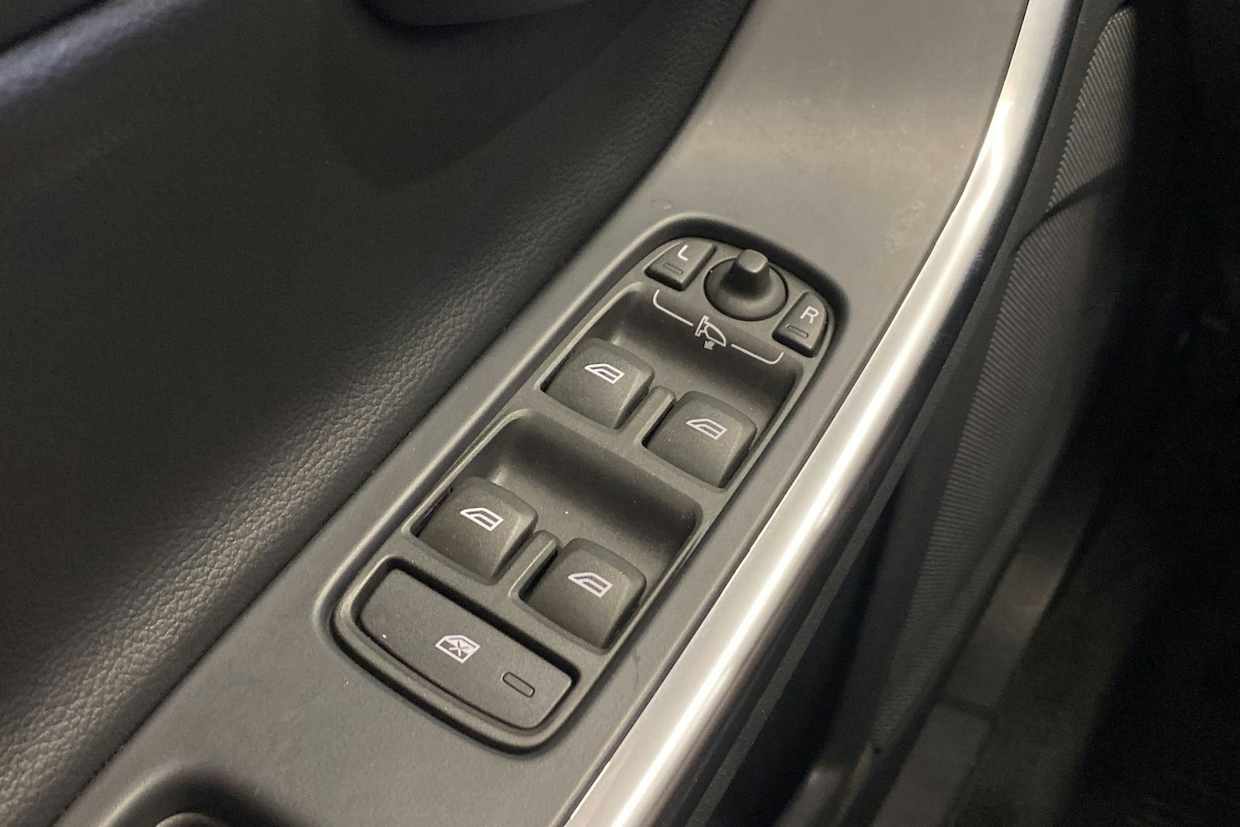 punainen Volvo V60 2016 kuva 17.