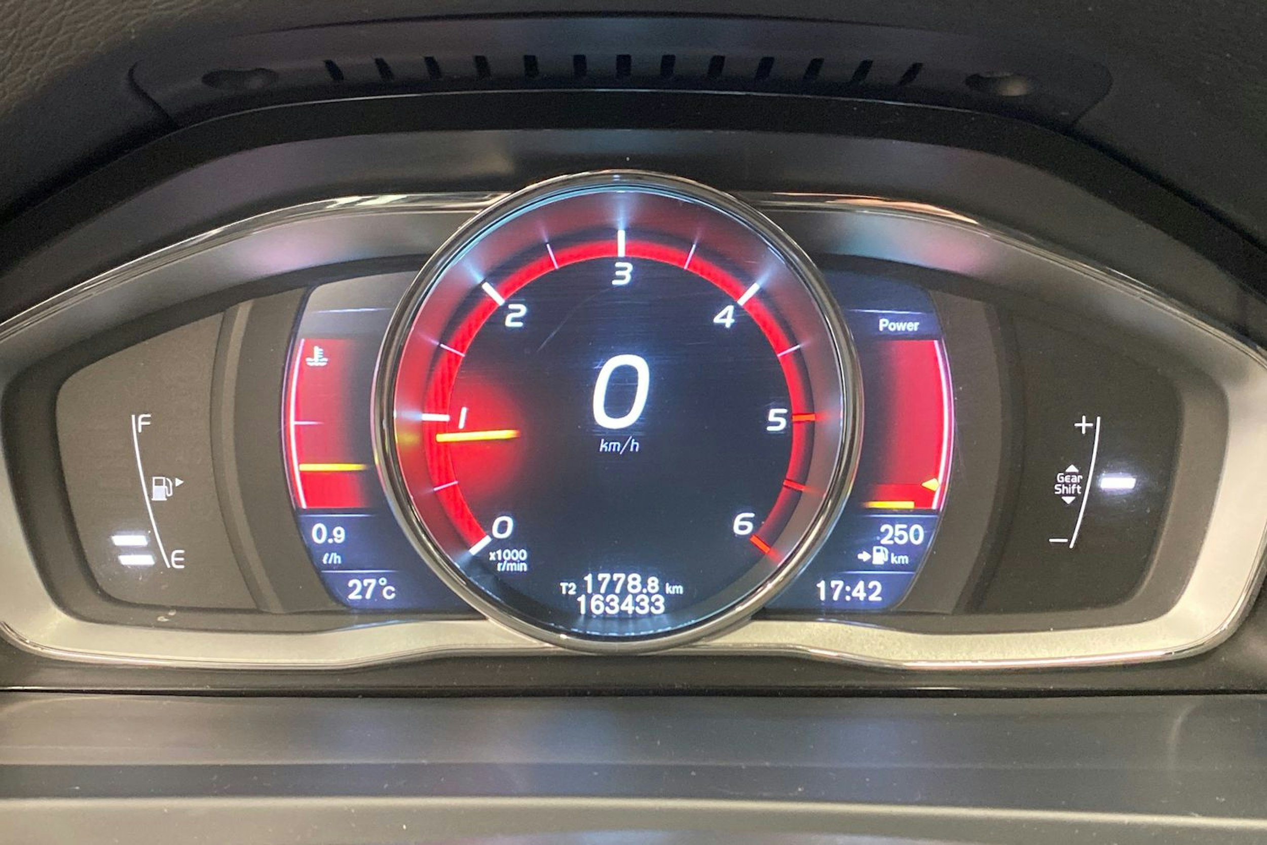 punainen Volvo V60 2016 kuva 21.