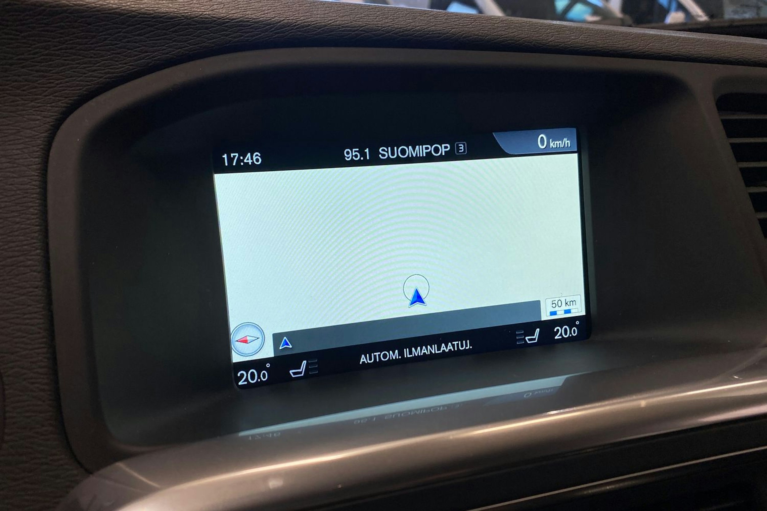 punainen Volvo V60 2016 kuva 23.