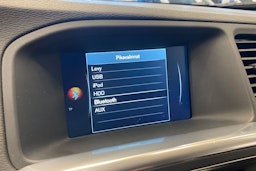 punainen Volvo V60 2016 kuva 24.