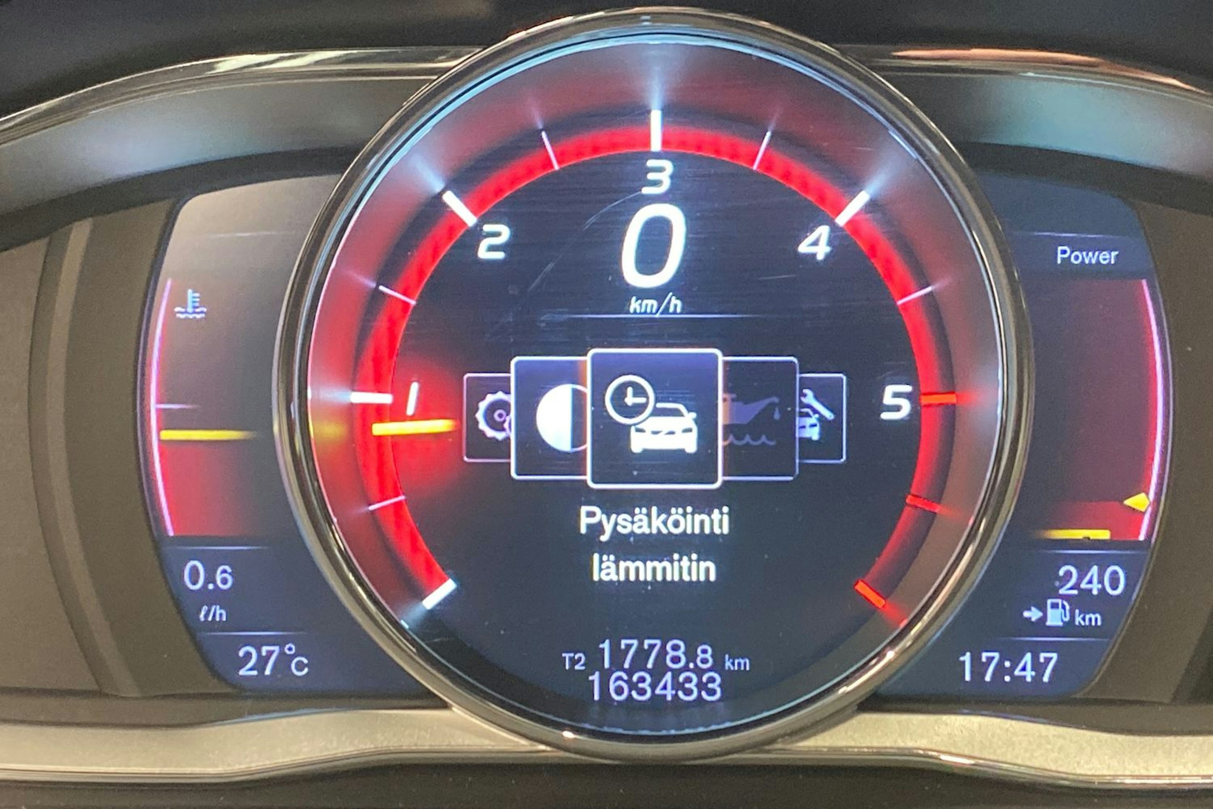 punainen Volvo V60 2016 kuva 27.
