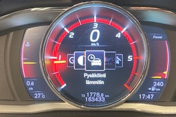 punainen Volvo V60 2016 kuva 27.