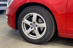 punainen Volvo V60 2016 kuva 28.