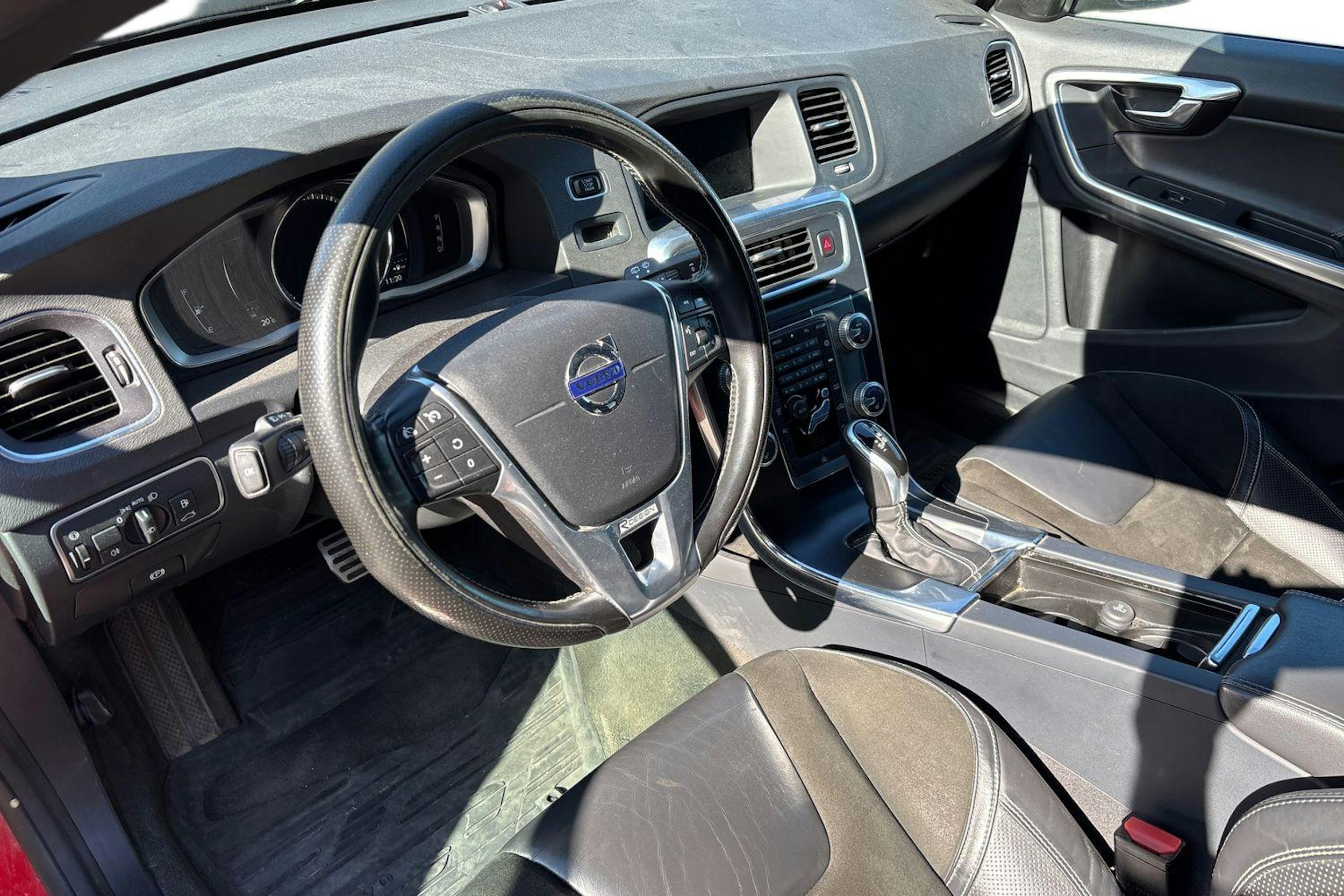 Punainen Volvo V60 2016 kuva 3.