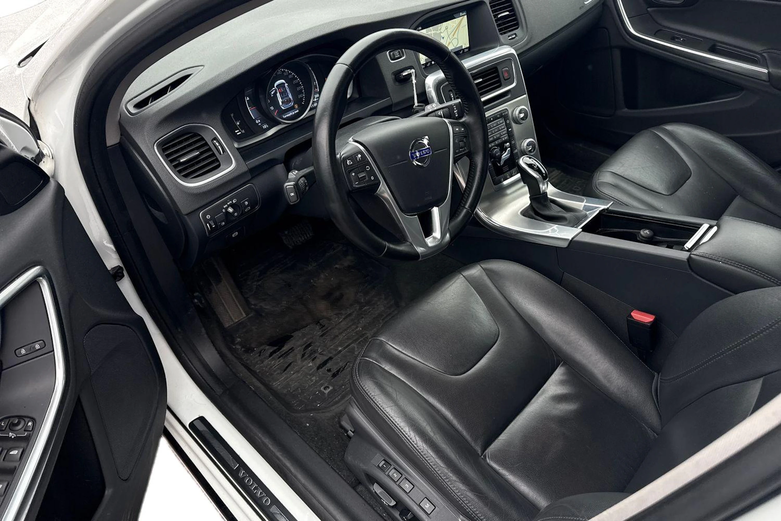 Valkoinen Volvo V60 2016 kuva 3.