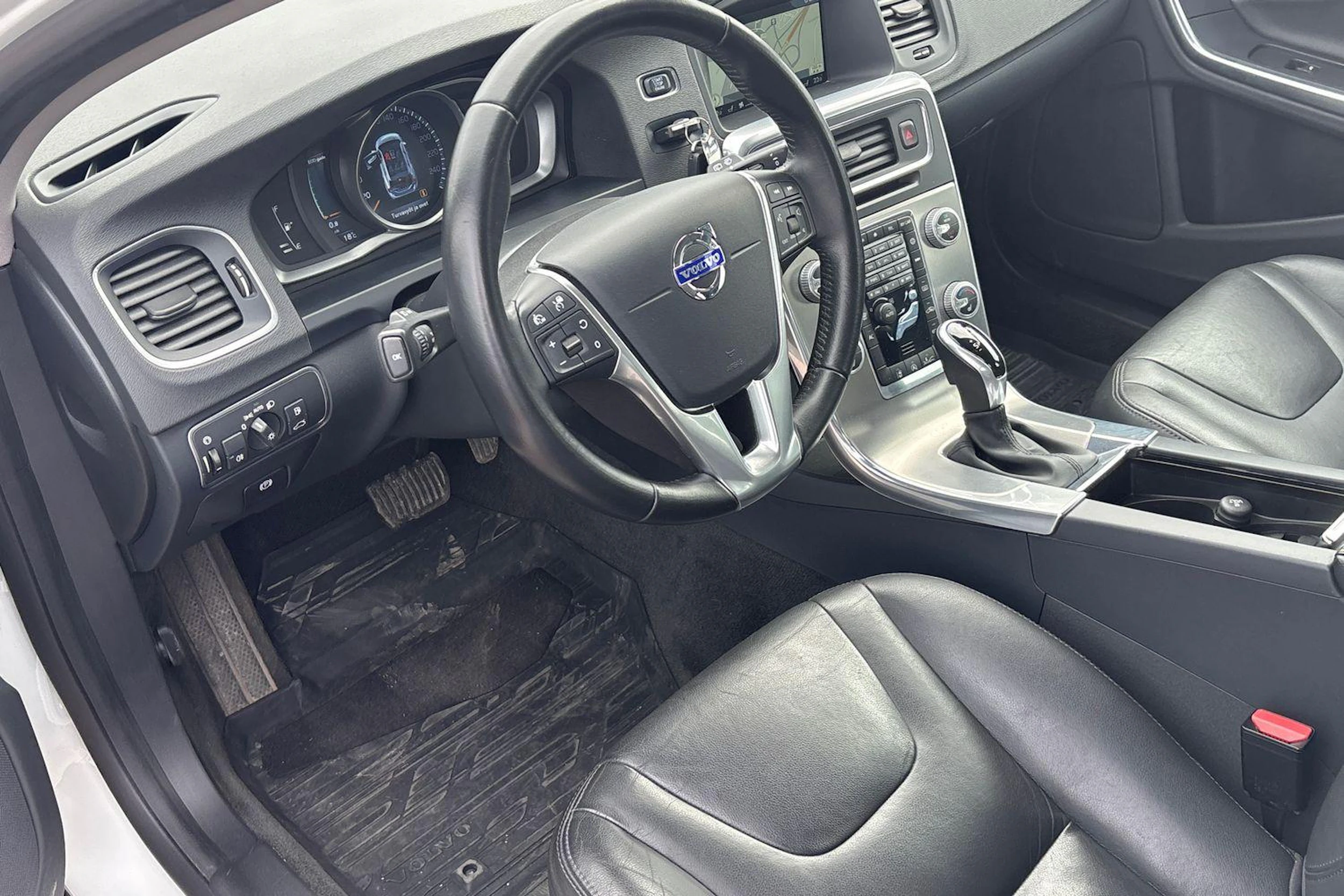 Valkoinen Volvo V60 2016 kuva 6.