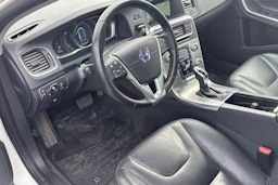 Valkoinen Volvo V60 2016 kuva 6.