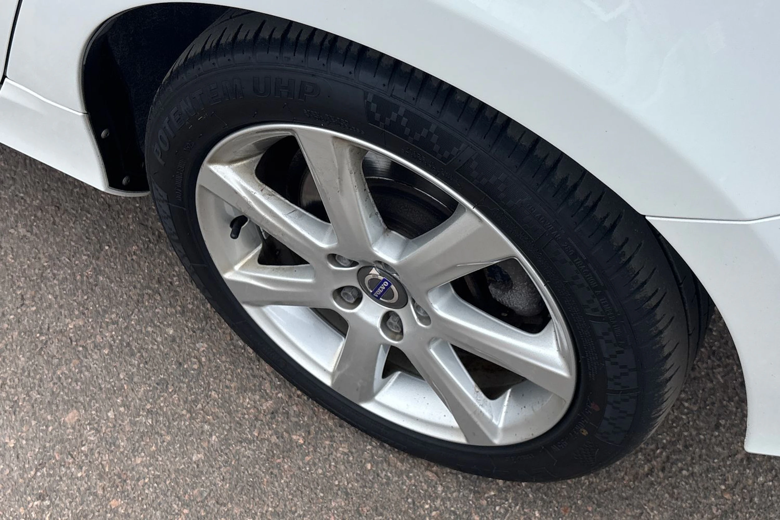 Valkoinen Volvo V60 2016 kuva 10.