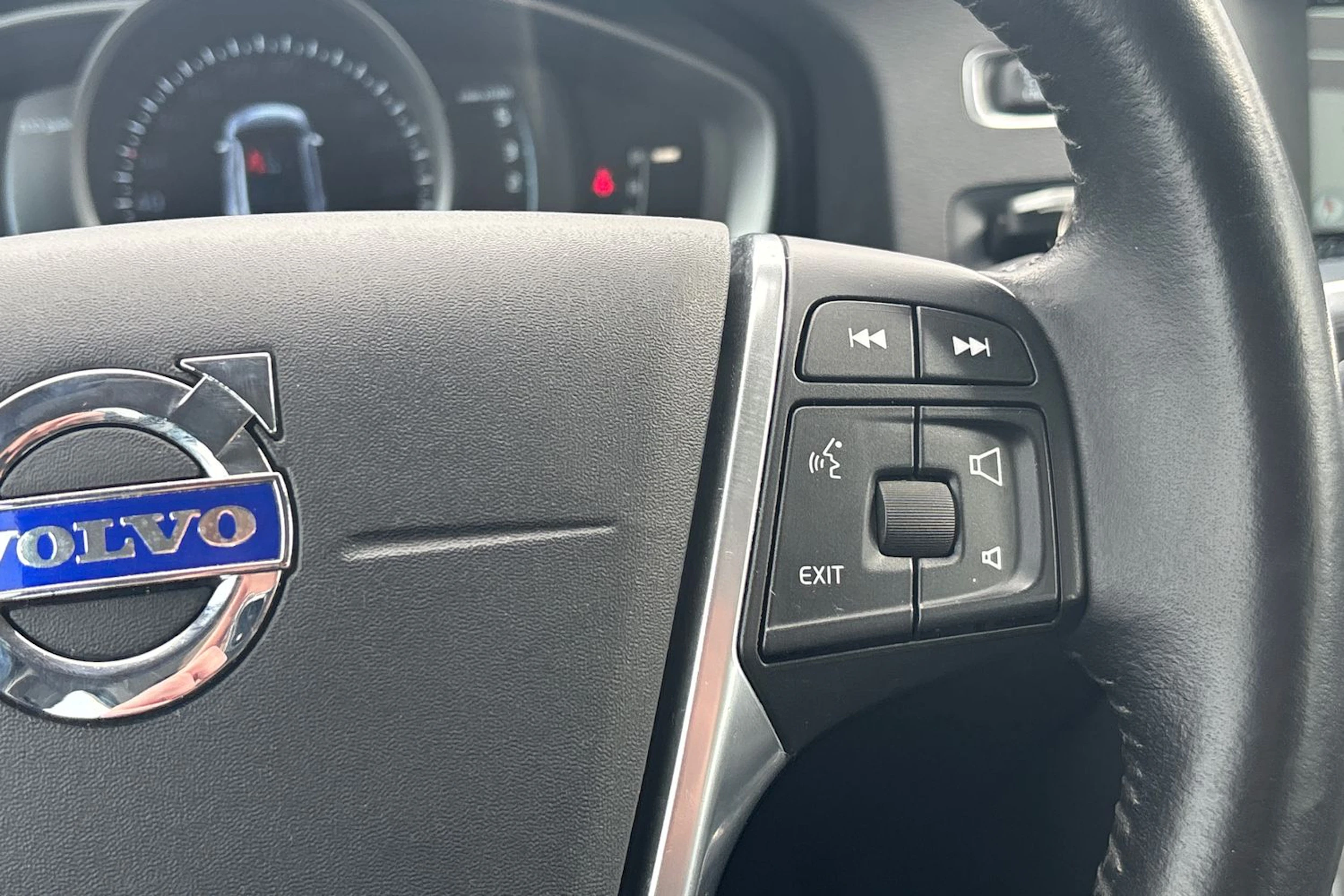 Valkoinen Volvo V60 2016 kuva 12.