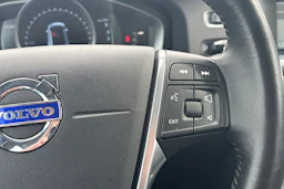 Valkoinen Volvo V60 2016 kuva 12.