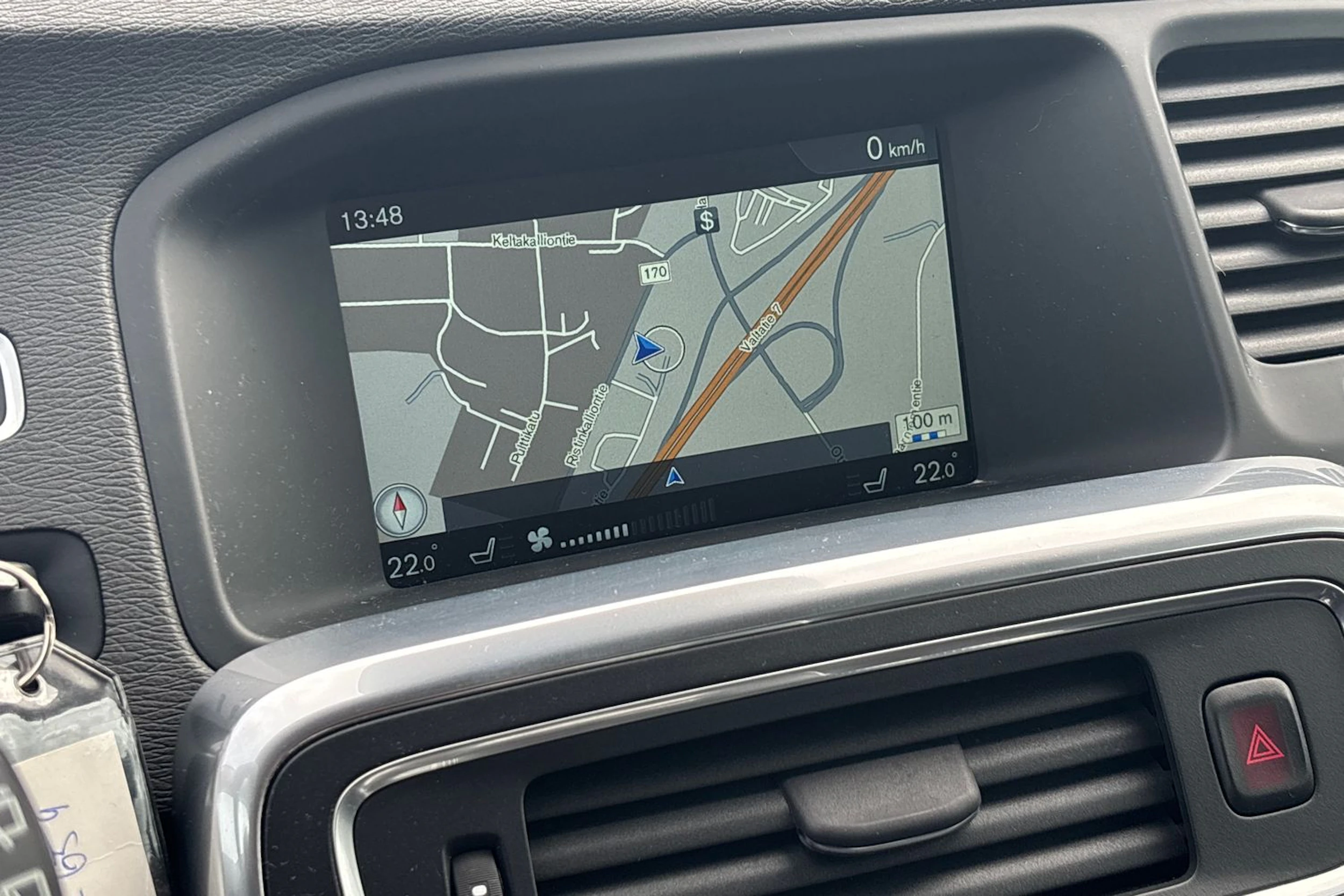 Valkoinen Volvo V60 2016 kuva 15.