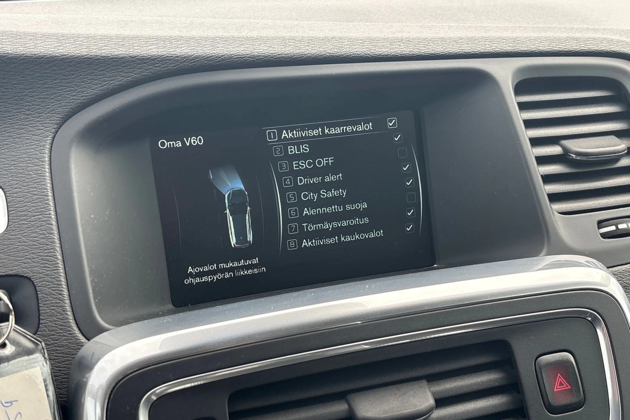Valkoinen Volvo V60 2016 kuva 17.
