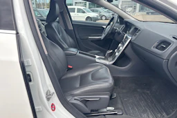 Valkoinen Volvo V60 2016 kuva 20.