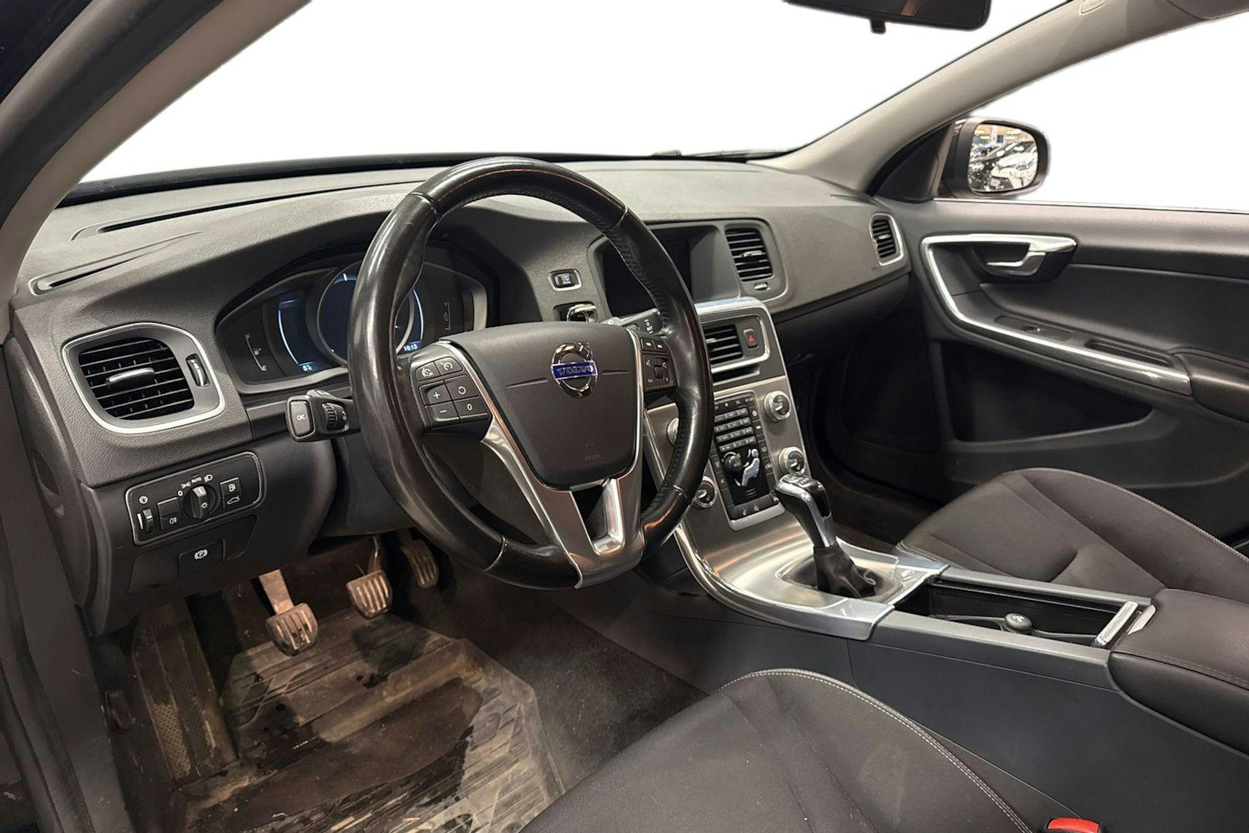 musta Volvo V60 2016 kuva 3.