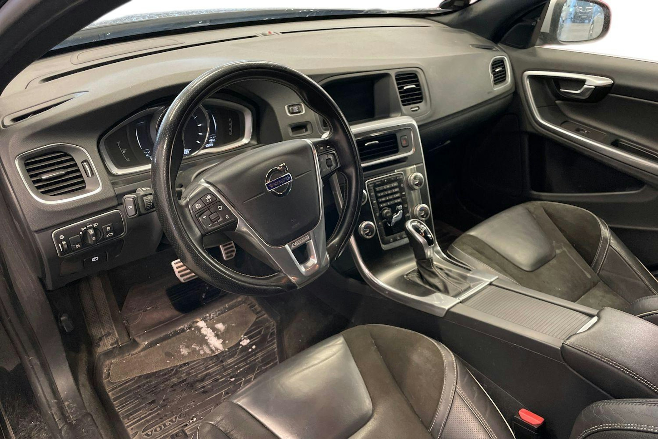 musta Volvo V60 2017 kuva 3.