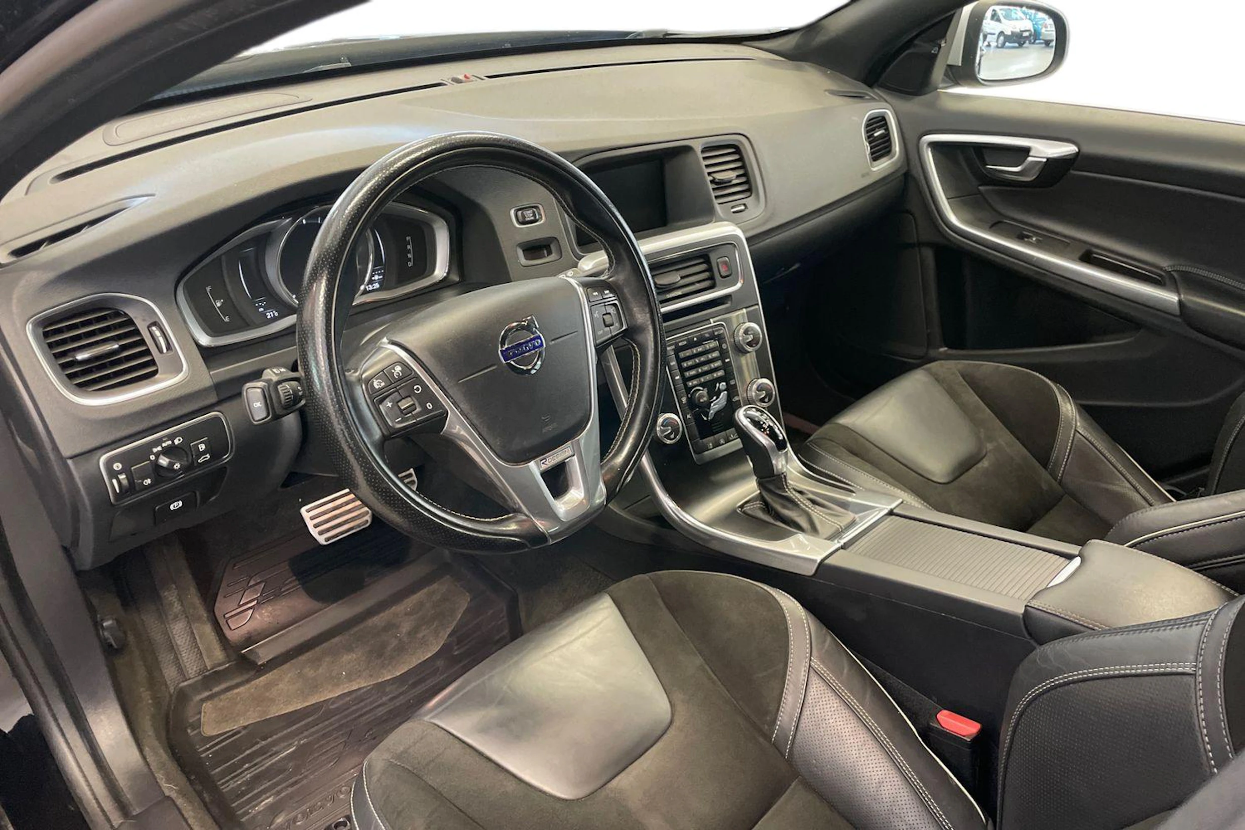 musta Volvo V60 2017 kuva 6.