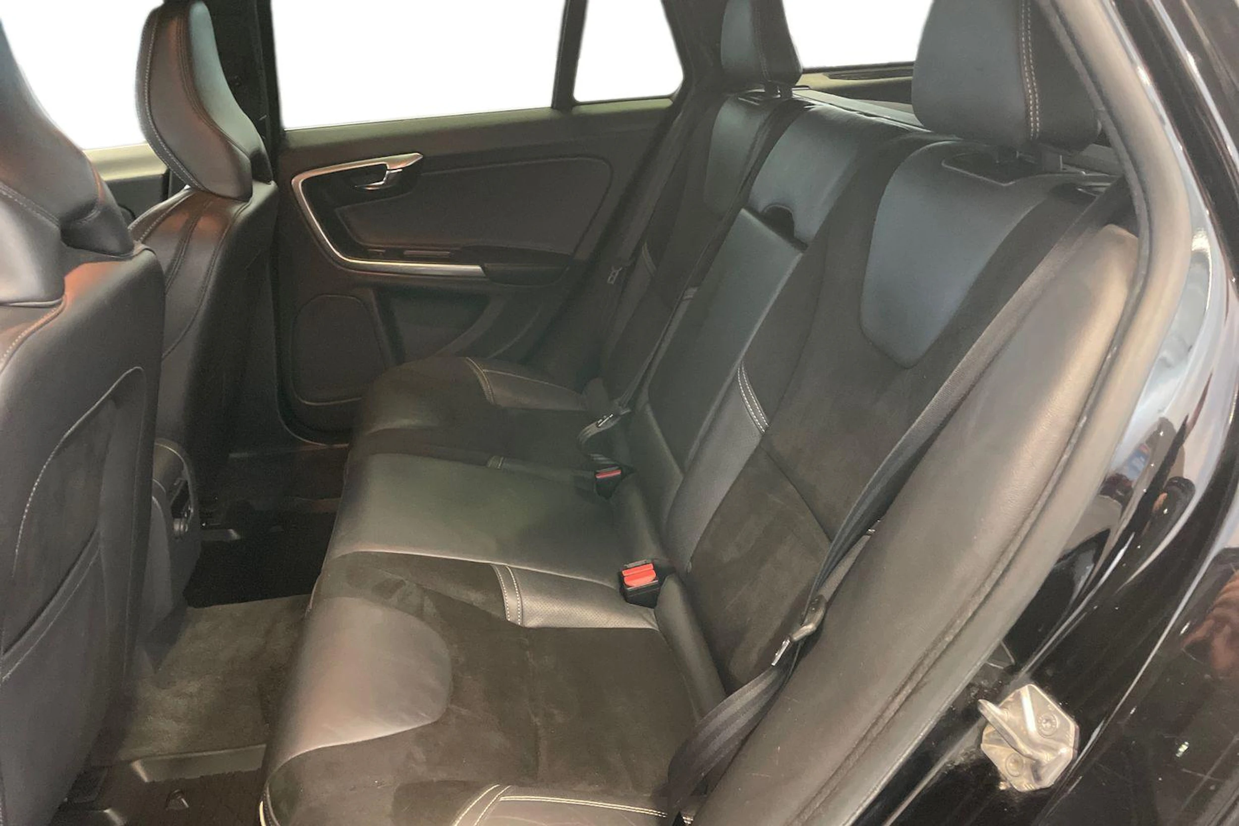 musta Volvo V60 2017 kuva 8.