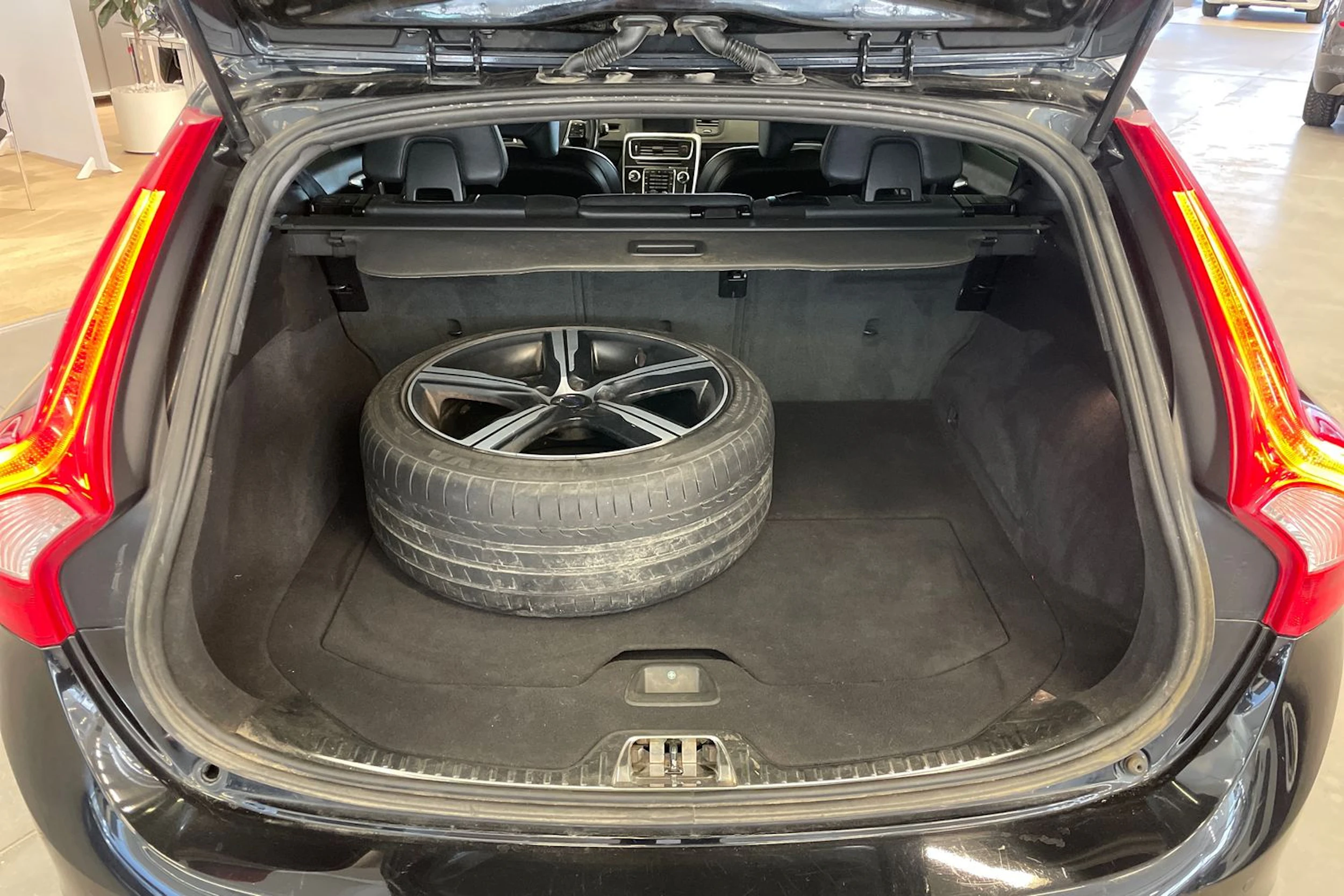 musta Volvo V60 2017 kuva 11.